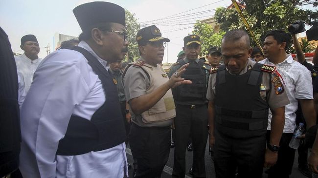 Kapolda Jatim: Ledakan Sidoarjo dan Surabaya Berhubungan Kapolda Jatim Irjen Machfud Arifin membuka peluang keterkaitan antara ledakan di Sidoarjo dengan teror bom di Surabaya.