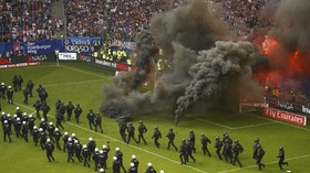 FOTO: Hamburg Terdegradasi, Suporter Lempar Flare ke Lapangan