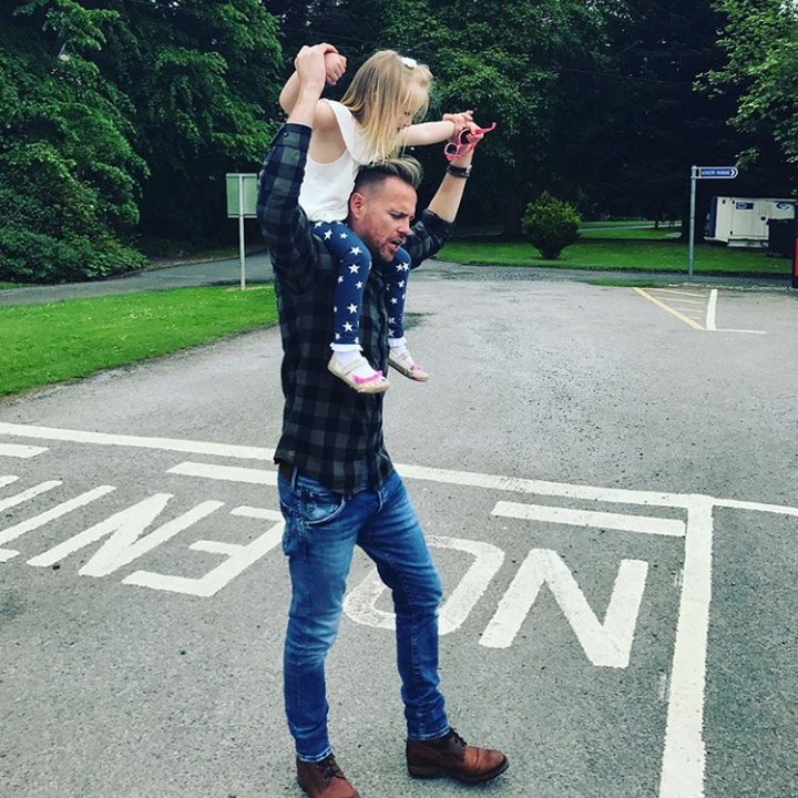 <p>Ini Ayah Nicky bersama si bungsu Gia. Wah Gia senang banget nih dipanggul ayahnya. (Foto: Instagram @nickybyrneinsta)</p>