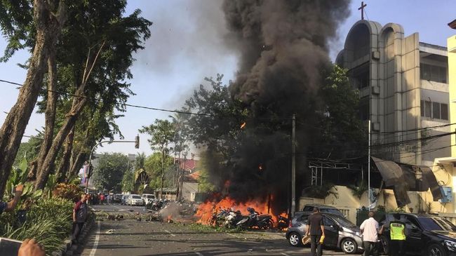 Tito Ungkap Tiga Jenis Bom Berbeda di Surabaya Daya ledak bom di Gereja Pantekosta merupakan yang terbesar di antara ketiga ledakan.