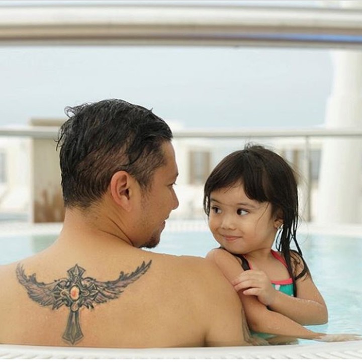 <p>Aih, senangnya Gempi berenang sama Papa Gading. (Foto: Instagram @gadiiing)</p>