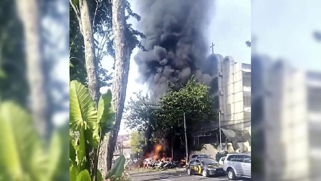 Amerika Serikat mengutuk keras serangan bom terhadap tiga gereja di Surabaya, Minggu (13/5) pagi hari ini.