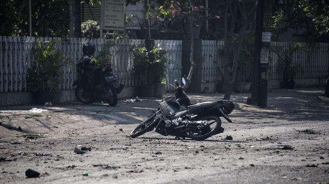 Ledakan Terjadi di Gereja Katolik Surabaya Hingga saat ini belum diketahui ada atau tidaknya korban jiwa dalam kejadian ledakan tersebut.