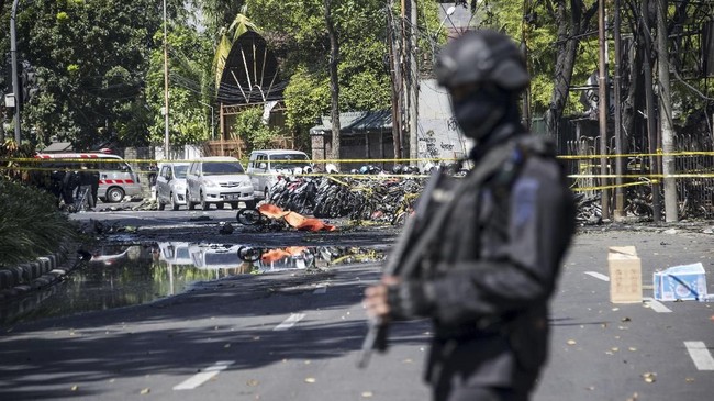 Dalam taklimat menjelang serangan bom, para calon pelaku bakal diindoktrinasi tentang tujuh pahala dan janji belaian 72 bidadari bagi para mujahid.