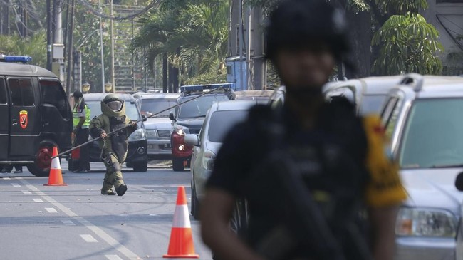 Ketua Umum Himpunan Pengusaha Muda Indonesia (HIPMI) Jawa Timur Mufti Anam menegaskan aksi terorisme tidak akan menyurutkan dunia usaha di Jawa Timur.