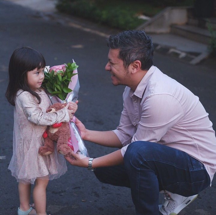 <p>Sweet! Dikasih bunga super cantik oleh Papa Gading, Gempi senang banget. (Foto: Instagram @gadiiing)</p>