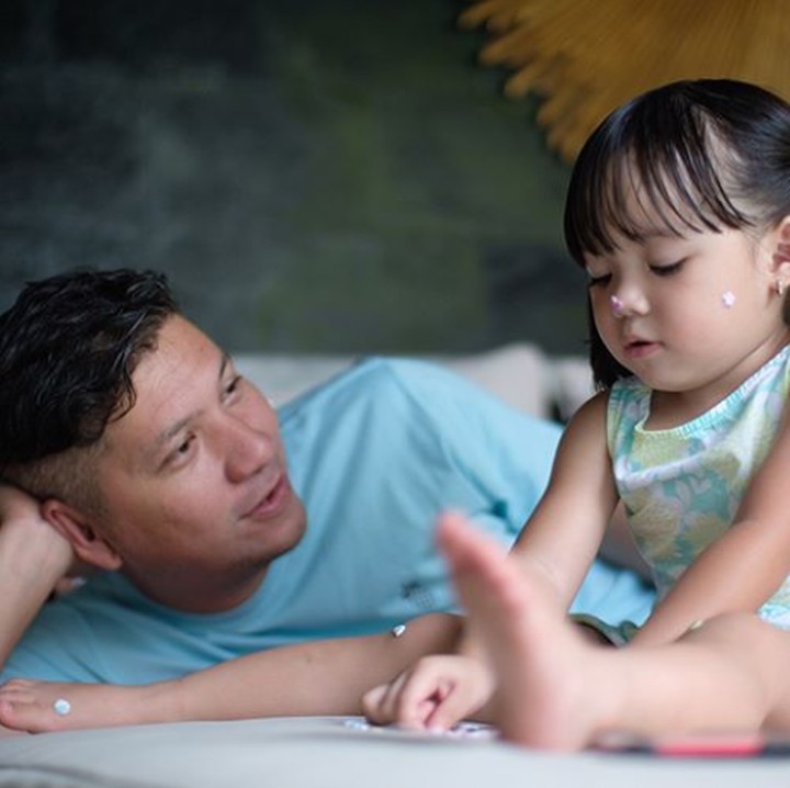 <p>Mungkin Papa Gading dalam hati bilang, "Cantik sekali putri kecilku,". (Foto: Instagram @gadiiing)</p>