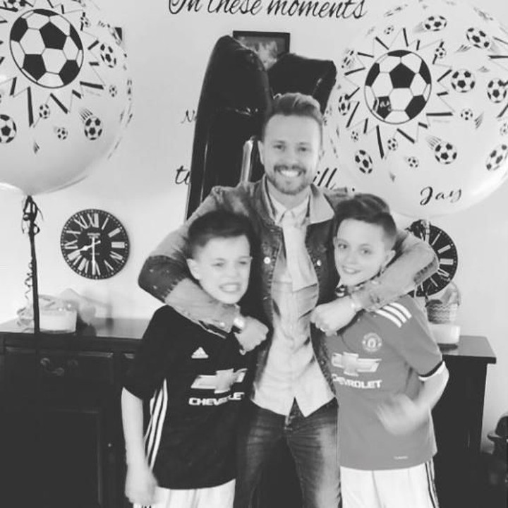 <p>Yang ini, Nicky bersama kedua anak kembarnya, Rocco Bertie Byrne and Jay Nicky Byrne. Karena dulu ayahnya pernah menjajal sebagai pesepakbola, nggak heran sih kalau anaknya suka main sepakbola juga. (Foto: Instagram @nickybyrneinsta)</p>