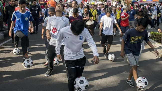 Ada tiga cara menggiring bola dalam permainan sepak bola, yakni dengan punggung kaki, dengan kaki bagian dalam, dan kaki bagian luar.