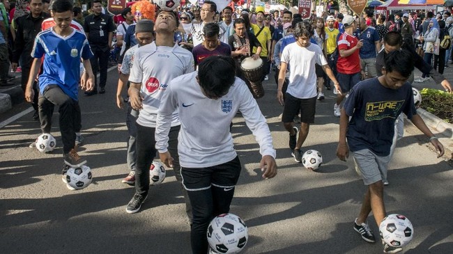 Aksi menggiring bola kembali digelar demi menyambut turnamen Piala Dunia 2018 yang digelar di Rusia pada 14 Juni sampai 15 Juli mendatang.