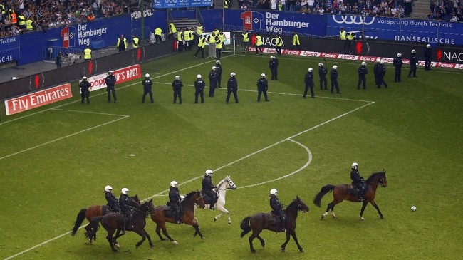 FOTO: Hamburg Terdegradasi, Suporter Lempar Flare ke Lapangan