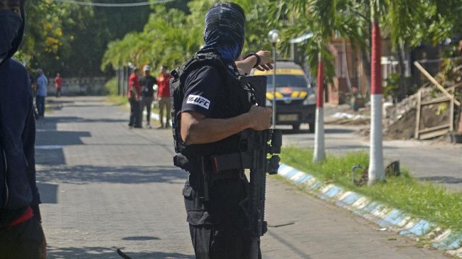 Wakil Ketua DPR Agus Hermanto meminta pemerintah menindak tegas Pegawai Negeri Sipil terlibat terorisme sesuai aturan yang berlaku.