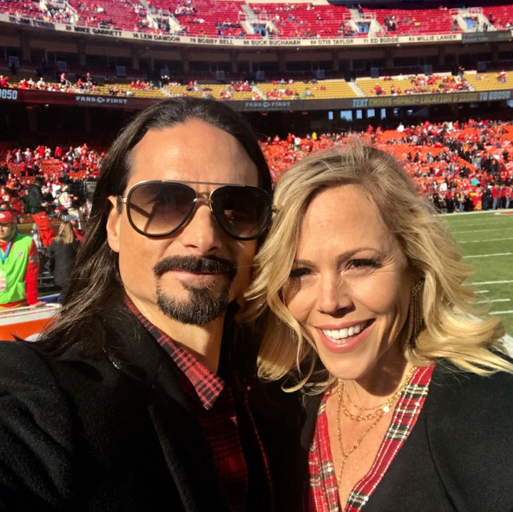 <p>Menikahi sang istri, Kristin Richardson, sejak tahun 2000 hingga sekarang, mereka masih selalu so sweet banget deh. (Foto: Instagram/kevinscottrichardson)</p>