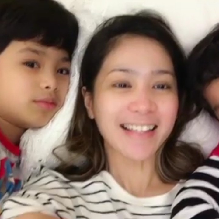 <p>Siapa yang mirip bundanya? Kak Karan atau Adik Neel? (Foto: Instagram/ @bungazainal05)</p>