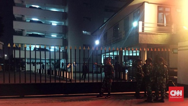 Seorang lelaki yang berboncengan dengan perempuan, dan anak kecil menabrakkan sepeda motornya ke kawasan Mabes TNI AD pada Senin (14/5) malam.