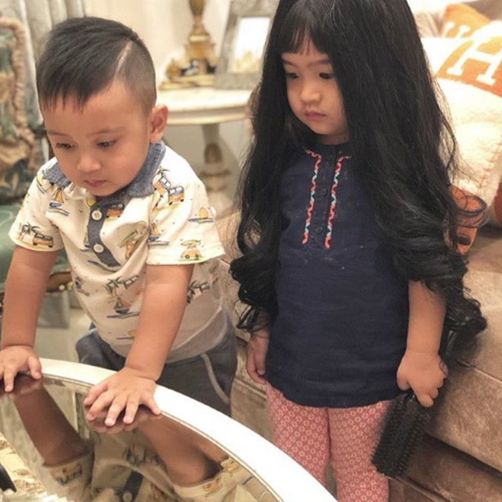 <p>Si kembar ini kerap jadi sorotan netizen karena gaya berpakaiannya yang modis dan menggemaskan. (Foto: Instagram @syh55)</p>