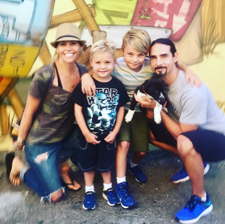 <p>Mereka udah punya dua jagoan nih, Max dan Mason. (Foto: Instagram/kevinscottrichardson)</p>