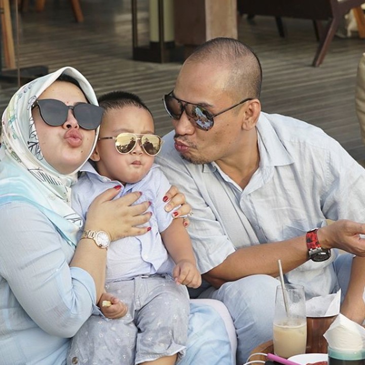 <p>Kalau Raja nggak mau berpose, jadinya cemberut deh. Tapi ayah bundanya tetap jahil mengikuti ekspresi Raja. (Foto: Instagram @syh55)</p>