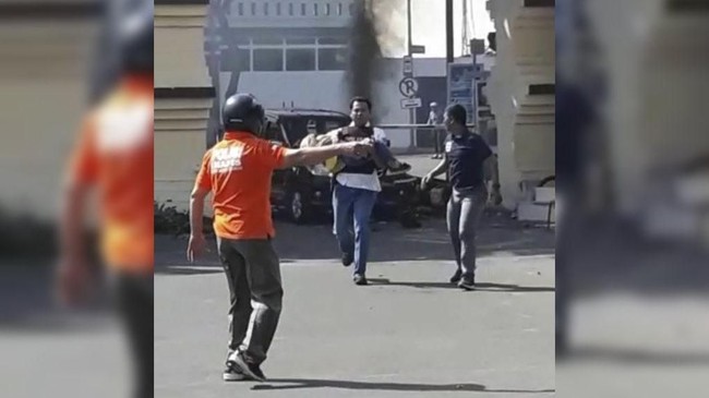 Polisi meminta masyarakat dan awak media untuk menjaga jarak dari Mapolrestabes setelah terjadi ledakan bom yang diduga melibatkan perempuan lewat motor.