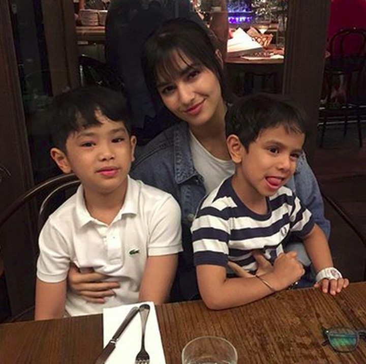 <p>Karan dan Neel saat bersama tantenya Kareena. (Foto: Instagram/ @kareenakaur.c)</p>