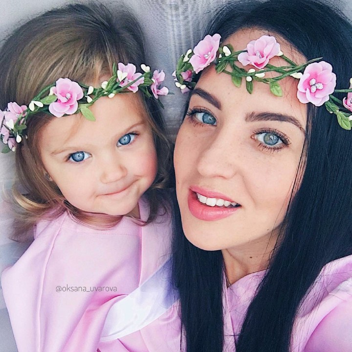 <p>Oksana lagi kompakan nih pakai baju sama bundanya. (Foto: Instagram/oksana_ovarova)</p>