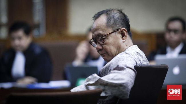 Syafruddin Ajak Istri Bos Gajah Tunggal Rapat Bahas SKL BLBI Salah satu saksi sidang mengakui Syafruddin pernah mengundang istri Bos Gajah Tunggal Sjamsul Nursalim, Itjih Nursalim dalam rapat pembahasan SKL BLBI.