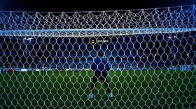 Kiper Brasil Main Ponsel Saat Jaga Gawang