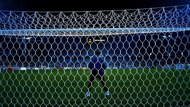 Kiper Brasil, Aderbar Santos, sempat memainkan telepon seluler saat tampil dalam laga Atletico Paranaense lawan Atletico Miniero.