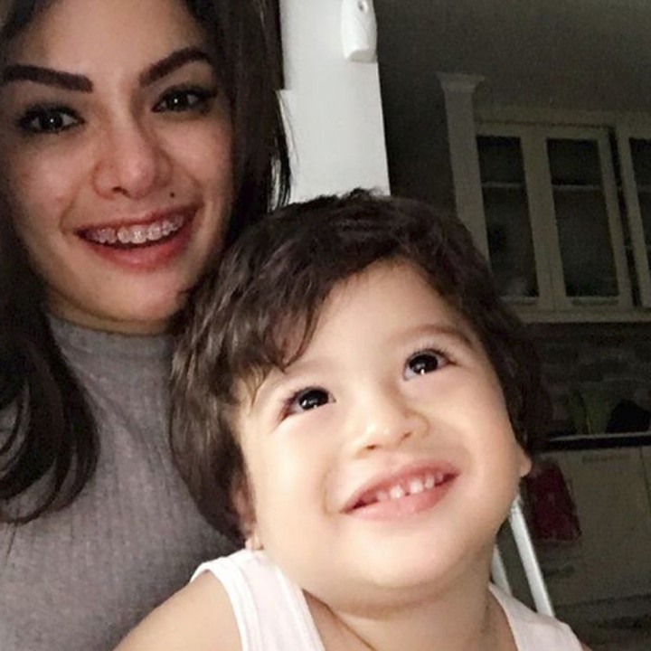 <p>Wefie bareng sang Bunda. (Foto: Instagram @azkaraqillamawardi_al)</p>