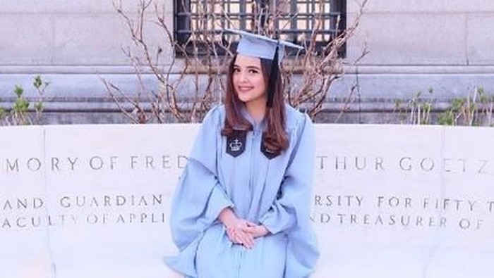 Tasya Kamila usai wisuda S2 di Columbia University.