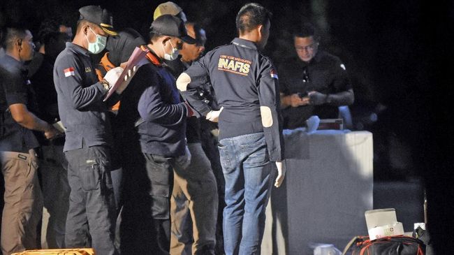 Densus 88 Tangkap Dua Terduga Teroris di Sidoarjo Densus 88 menangkap dua terduga teroris berinisial H dan W, di Sidoarjo, Jawa Timur, Rabu (16/5).