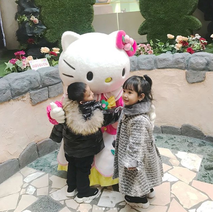 <p>Raja senang banget nih meluk Hello Kitty, hi-hi-hi. (Foto: Instagram @syh55)</p>