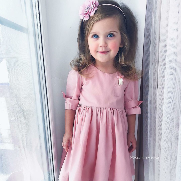 <p>Mata biru, pipi merah, persis banget boneka ya Oksana. (Foto: Instagram/oksana_ovarova)</p>