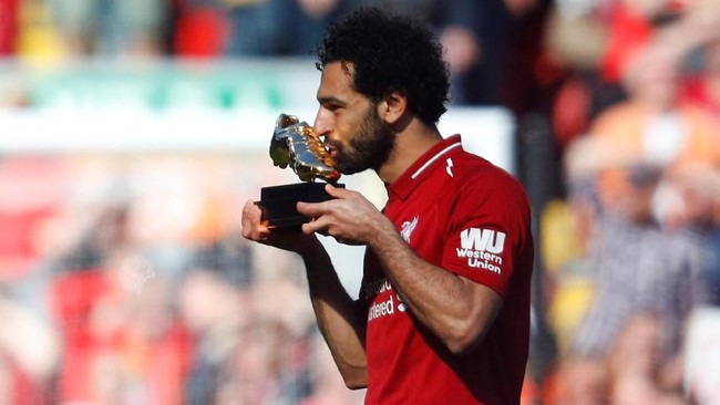 Sepatu bintang Liverpool, Mohamed Salah, dipajang berdampingan dengan patung Firaun di British Museum.