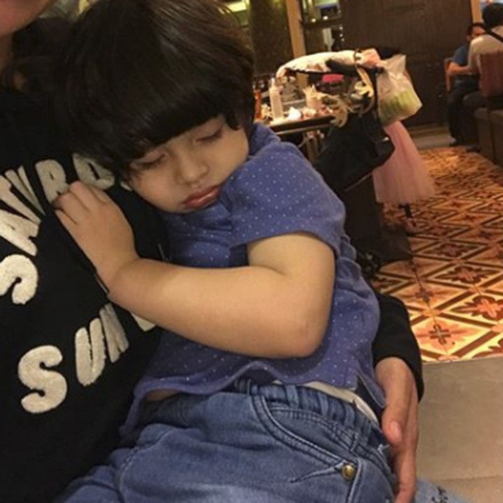 <p>Tidur di pelukan Bunda, so sweet ya.(Foto: Instagram @nikitamirzanimawardi_17)</p>