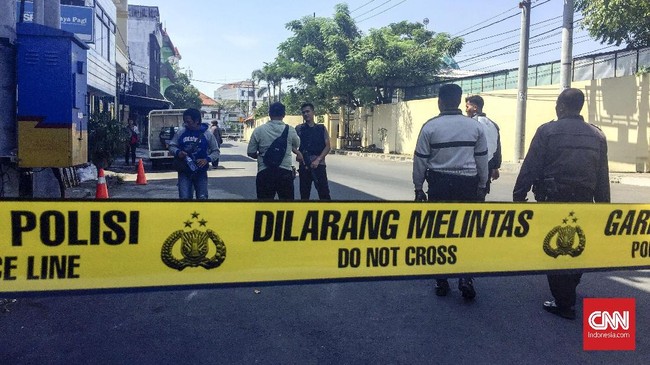Tri Ernawati sempat singgah ke rumah orang tua untuk memberikan gula pasir beberapa jam sebelum ledakan bom di Mapolresta Surabaya, Senin (14/5) pagi.