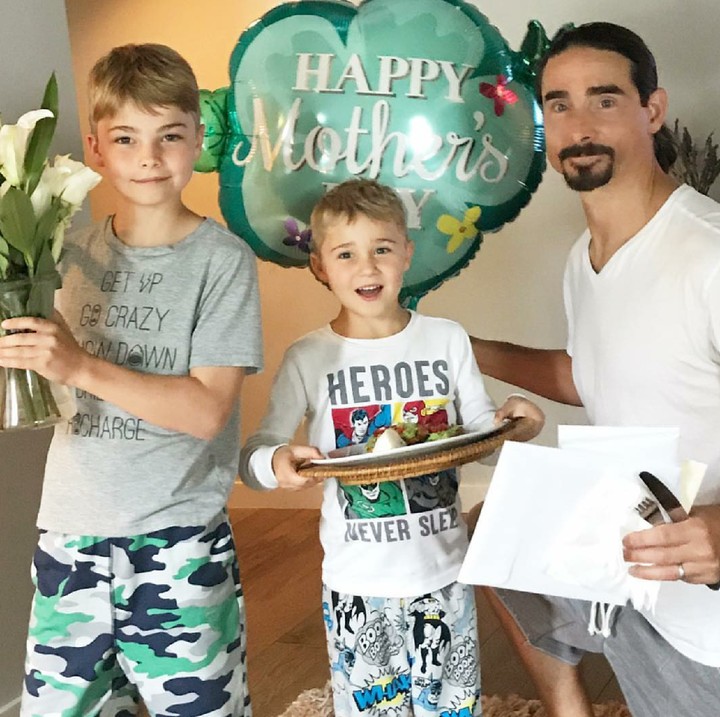 <p>Manisnya... Kevin melakukan ini untuk sang istri sekaligus ibu dari anak-anaknya. (Foto: Instagram/kevinscottrichardson)</p>