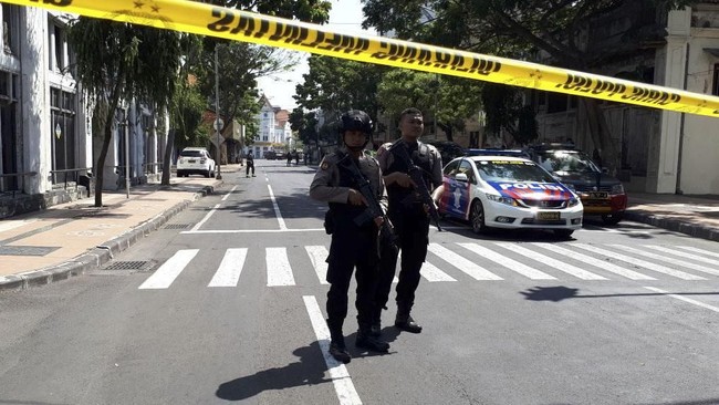Menurut Kapolri Jenderal Tito Karnavian, satu anak dilibatkan dalam serangan bom Mapolrestabes Surabaya terlempar dan selamat.