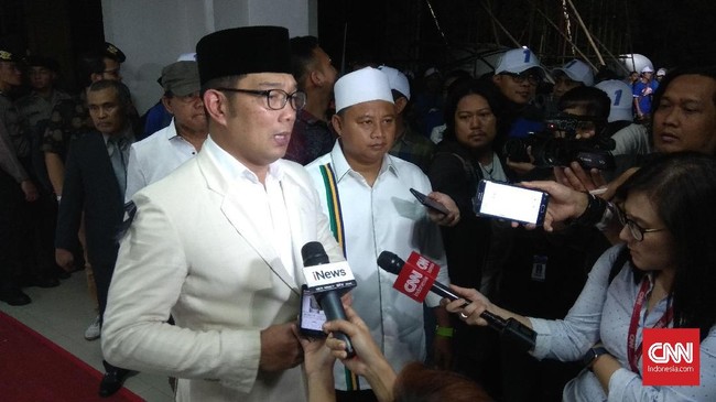 Sebelum debat kedua Pilgub Jabar dimulai malam ini di Balairung UI, Depok, para paslon saling lempar masalah limbah di Sungai Citarum.