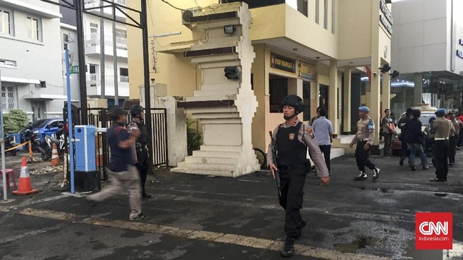 Detasemen Khusus 88 Antiteror melanjutkan pengejaran terhadap jaringan terduga teroris yang berkaitan dengan serangkaian ledakan bom di Sidoarjo dan Surabaya.
