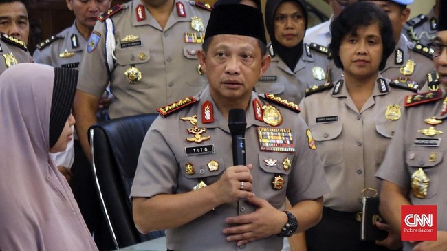 Sebelumnya Polri melalui KadivHumas Irjen Setyo Wasisto menyebut penyerang Polda Riau adalah anggota Negara Islam Indonesia yang berafiliasi dengan ISIS.