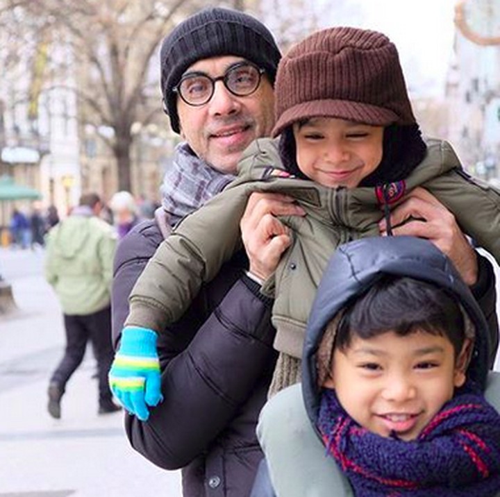 <p>Kompaknya Karan dan Neel bersama Ayah Sukdhev. (Foto: Instagram/ @bungazainal05)</p>