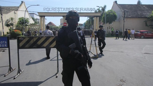 Ancaman kelompok teroris yang semakin gencar ke aparat harus diantisipasi salah satunya dengan menjauhkan pos pemeriksaan dari pintu utama kantor kepolisian.