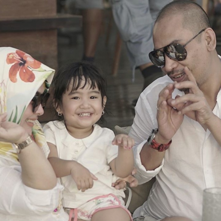 <p>Saat Ratu berpose dan diikuti ayah bundanya, lucu ya? (Foto: Instagram @syh55)</p>