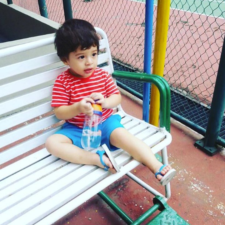<p>Habis lari-lari, jadi haus ya, Nak? (Foto: Instagram @azkaraqillamawardi_al)</p>