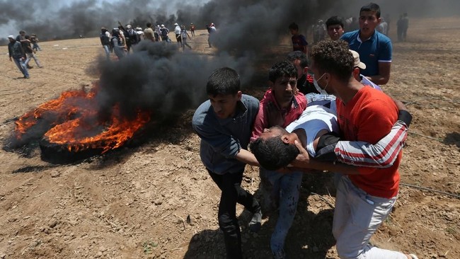 Setidaknya 37 warga Palestina tewas dalam bentrokan antara tentara Israel dan demonstran yang menolak pemindahan Kedubes AS ke Yerusalem pada Senin (14/5).