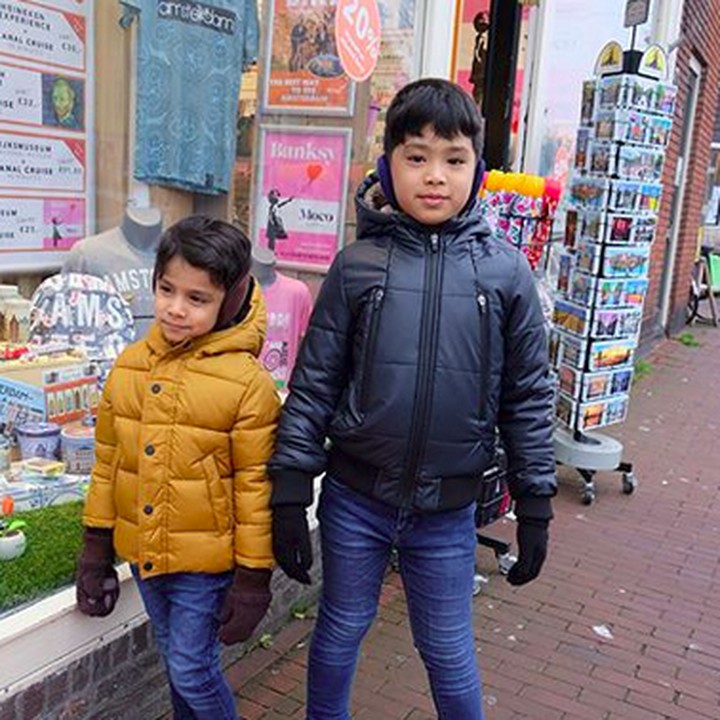 <p>Aih, kakak dan adik sama-sama ganteng dan menggemaskan. Senang deh lihatnya! (Foto: Instagram/ @bungazainal05)</p>