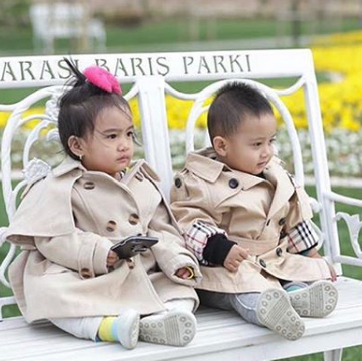 <p>Gemas ya kecil-kecil pakai coat. (Foto: Instagram @syh55)</p>