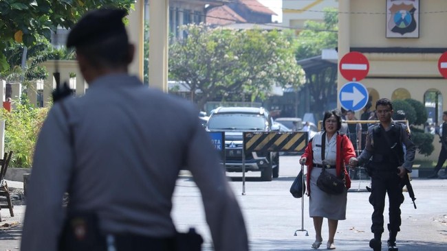 Menteri Pertahanan Ryamizard Ryacudu mengimbau semua pihak mulai masyarakat sipil, para tokoh politik, pasukan keamanan dan pertahanan agar tetap bersatu.