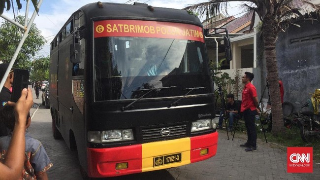 Sebanyak 292 personel Brimob tambahan dikirim ke lokasi banjir NTT. Mereka diterjunkan untuk percepatan penanganan banjir. 